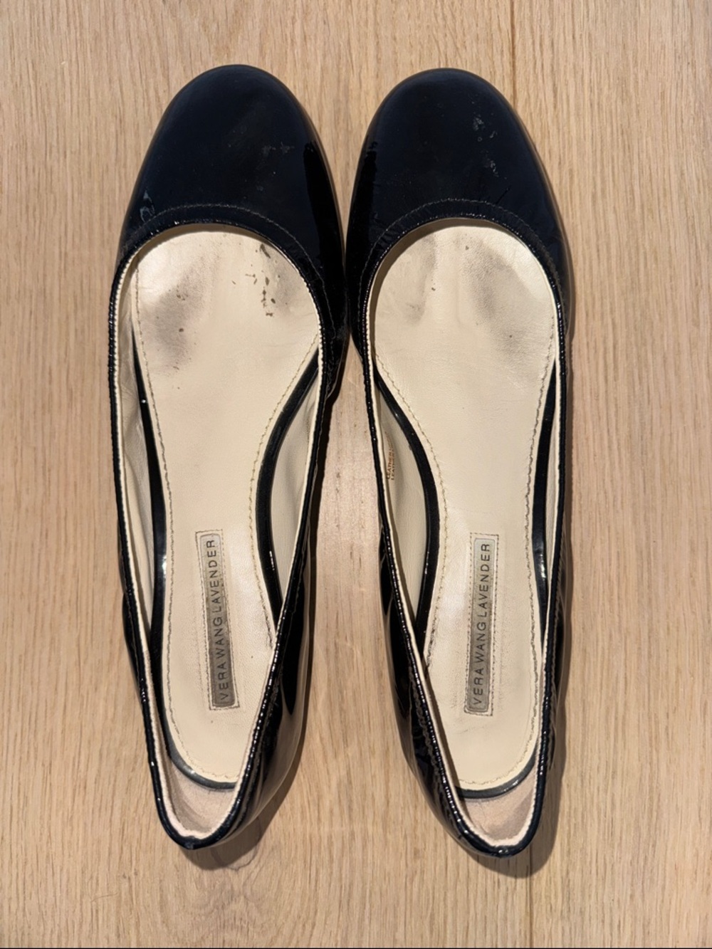 VERA WANG! Black Patent Leather Flats. CLASSIC! Size 10.